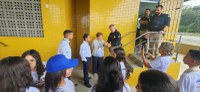 Adolescentes que realizavam excursão recebem instrução da PRF na Paraíba de como serem agentes promotores de um trânsito mais seguro