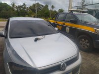 Arma de fogo é apreendida e carro roubado em Pernambuco é recuperado pela PRF na Paraíba após perseguição