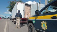 PRF na Paraíba recupera dois veículos, apreende arma de fogo e carga de cigarros contrabandeados avaliada em aproximadamente R$700mil