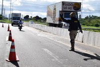 PRF na Paraíba localiza carreta roubada e flagra condutor embriagado após sofrer acidente de trânsito