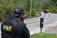 PRF flagra 8,4 mil veículos acima da velocidade durante o feriado de Tiradentes no Paraná
