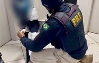 PRF prende duas mulheres com drogas e celulares escondidos junto ao corpo no Paraná