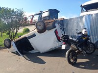 Adolescente tenta fugir da PRF e capota veículo no Paraná