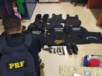 PRF apreende pistola, munições, coletes e uniformes penais no Oeste do Paraná