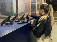 PRF apreende pistolas turcas e drogas na fronteira no Paraná