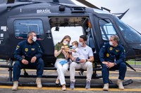 Família reencontra equipe da PRF após transporte aéreo para transplante