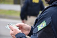 Mais de 100 iPhones são apreendidos em teto de carro no Paraná