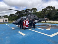 PRF leva Papai Noel de helicóptero e realiza sonhos de crianças em Colombo (PR)