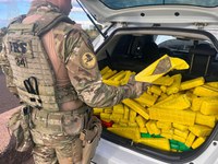 PRF apreende carro em alta velocidade com meia tonelada de maconha