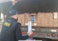 PRF apreende 340 mil maços de cigarro numa carreta em Guaira (PR)