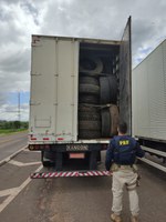 PRF apreende caminhão lotado de pneus contrabandeados do Paraguai no Paraná