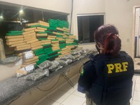 PRF flagra mãe e filho e mais três transportando 140 quilos de maconha no Paraná