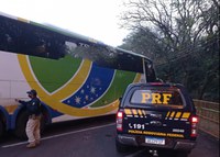 PRF apreende 300 garrafas de vinho num ônibus em Guaíra (PR)