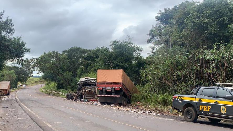 Prf Apreende R 250 Mil Em Cigarros Contrabandeados Num Caminhão Envolvido Num Acidente Em Terra