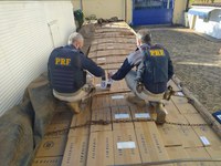 PRF apreende 144 quilos de maconha e 800 mil maços de cigarros no Paraná