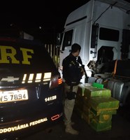 PRF apreende quase meia tonelada de maconha na boleia de um caminhão no Paraná