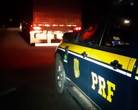 PRF recupera carreta roubada no Paraná