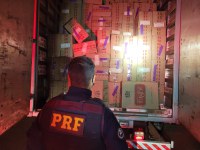 PRF apreende caminhão carregado com cigarros do Paraguai em Cambé (PR)