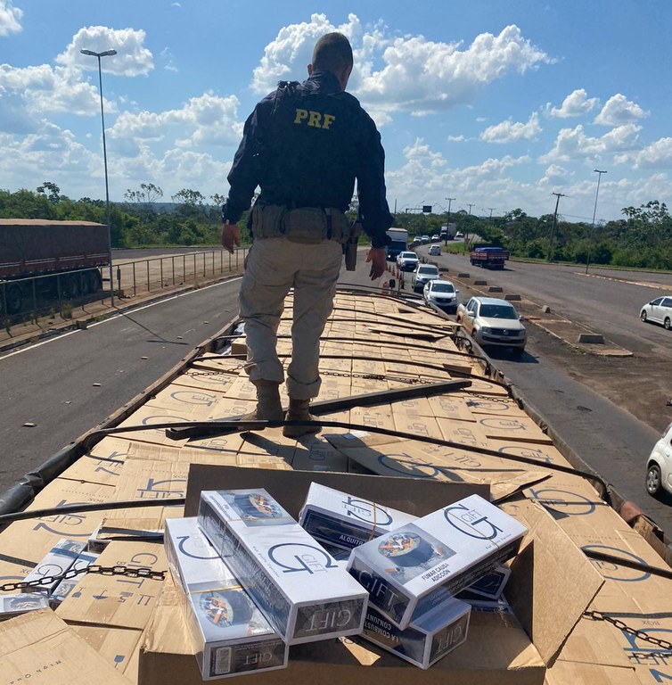 Carreta roubada e carregada de cigarros é apreendida pela PRF no PR