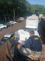 PRF apreende caminhão carregado de cigarros em Guaíra (PR)