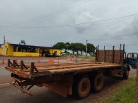 PRF recolhe caminhão que utilizava uma barra de aço como para-choque traseiro no Paraná