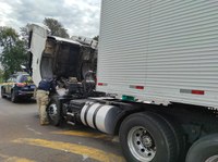 Carreta roubada no Paraná é recuperada pela PRF