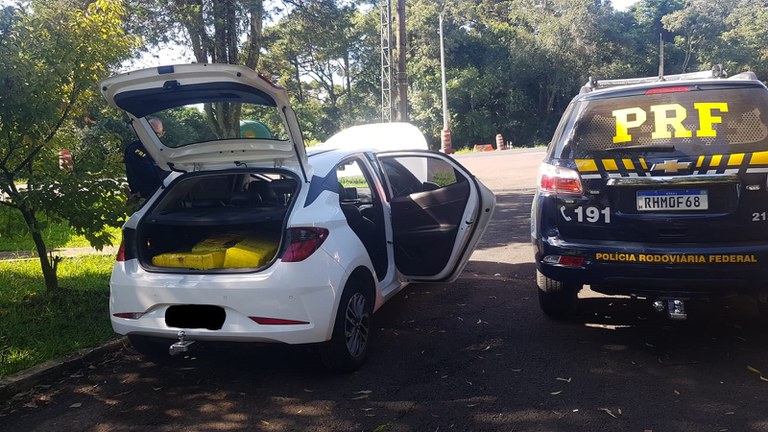 PRF recupera carro roubado, prende traficante e apreende quase 200 quilos de maconha no Paraná