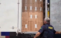 PRF apreende 200 mil maços de cigarros contrabandeados em caminhão com placas falsas