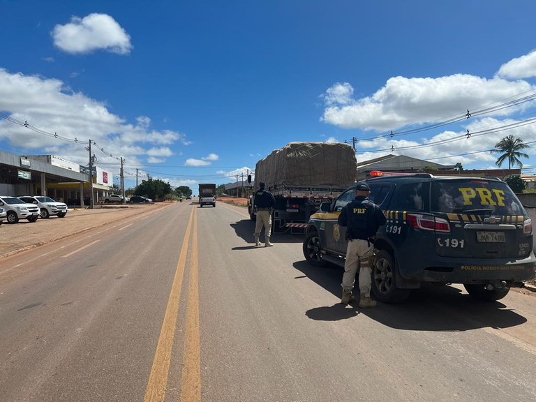 Carga de 16 toneladas de gesso sem nota fiscal é retida em Araripina