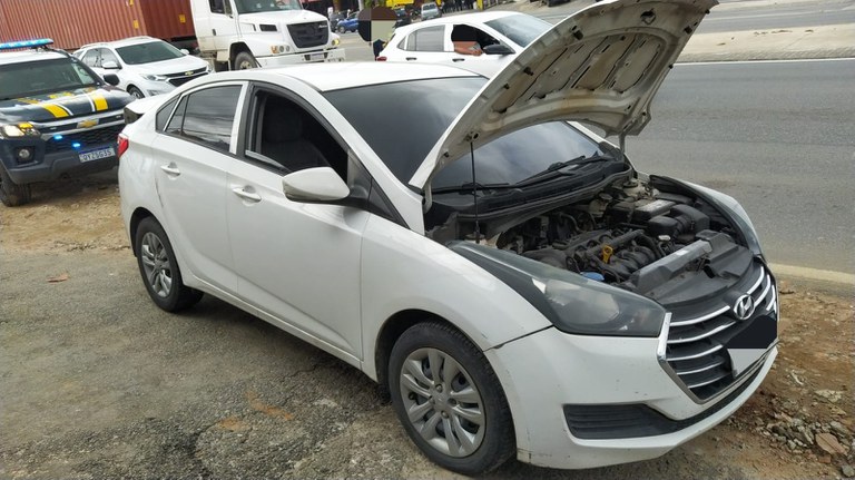Carro roubado há seis meses é recuperado na BR 101, em Igarassu