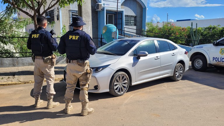 Após fuga pela rodovia, carro de luxo é recuperado pela PRF em Salgueiro