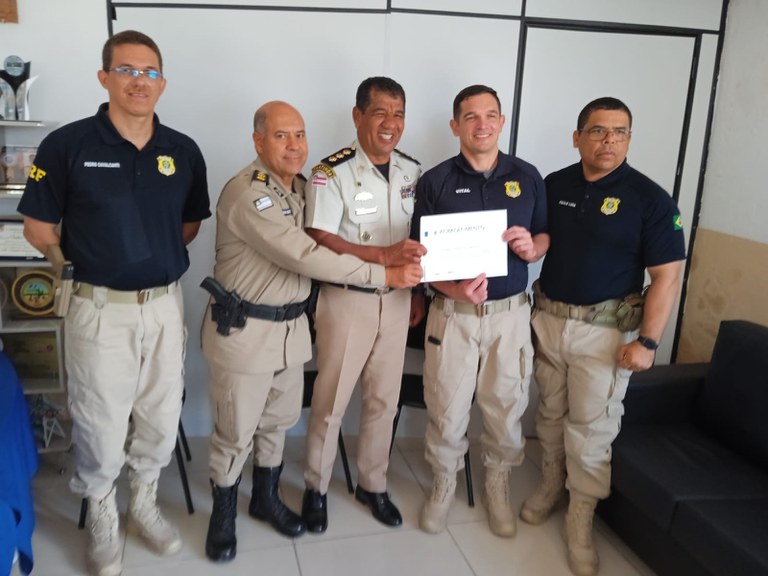 Comandante do Policiamento da PMBA recebe visita institucional da PRF