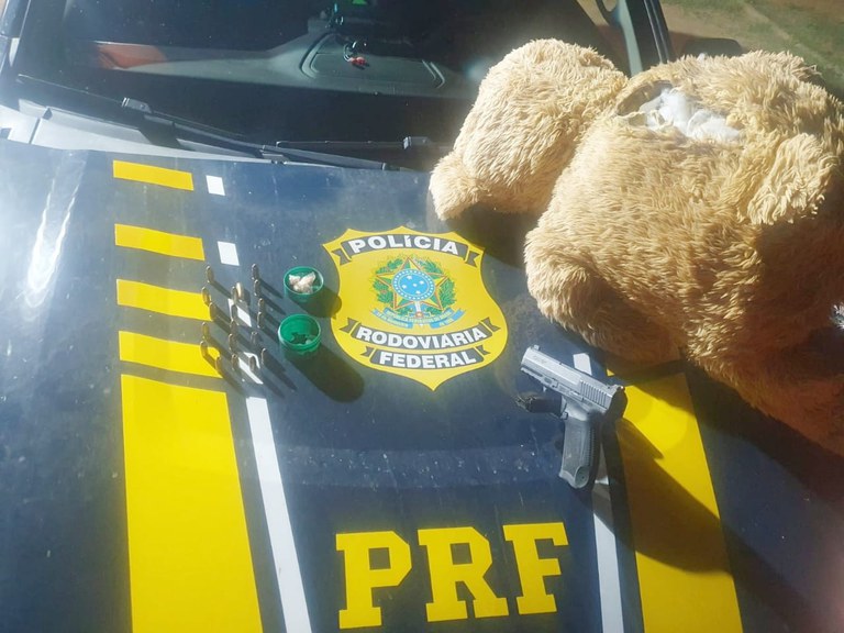 PRF apreende pistola e munições dentro de urso de pelúcia em Salgueiro