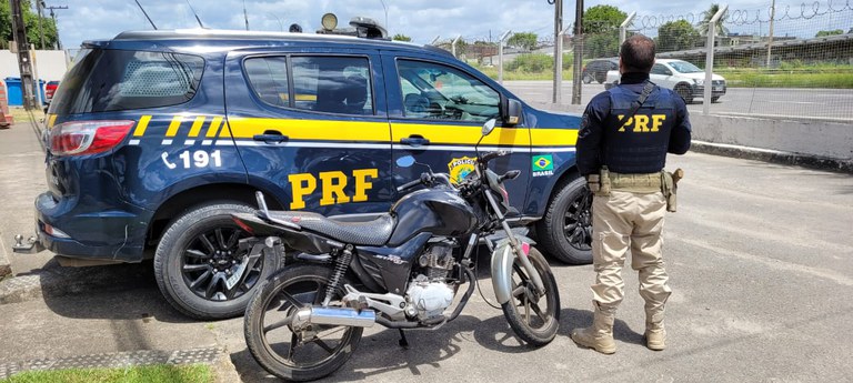 PRF detém homem com moto roubada no Recife