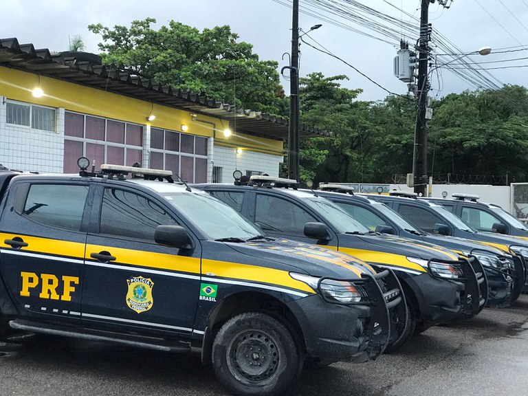 PRF encontra duas crianças deixadas pelo pai dentro de carro para participar de manifestação no Recife