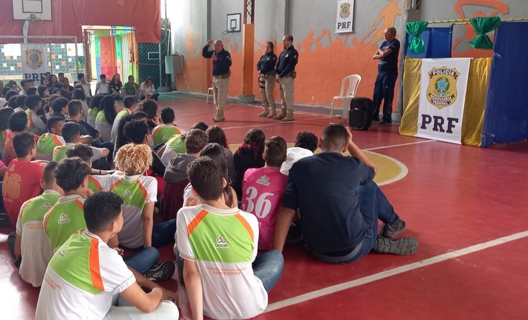 PRF promove ações educativas para 800 alunos do ensino médio e infantil em Recife