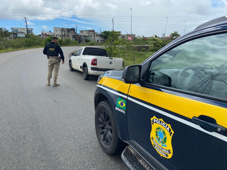 PRF recupera caminhonete roubada e evita acidente no Recife