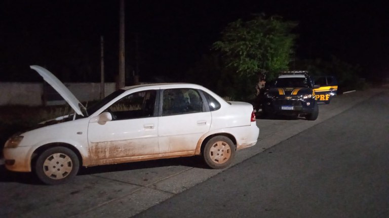 PRF recupera carro roubado e detém motorista em Juazeiro