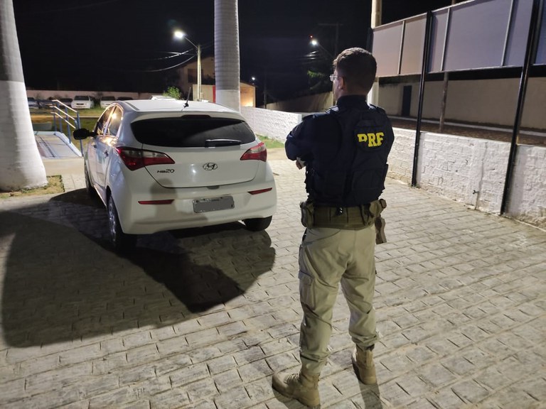 PRF recupera em Serra Talhada carro roubado há 5 anos em Salvador