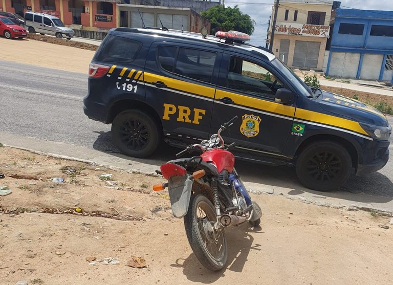 PRF recupera moto roubada e detém condutor em Jupi