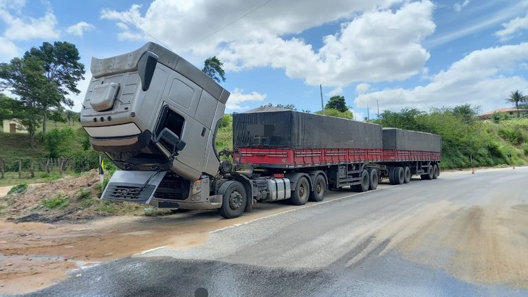 PRF retém carreta com 21 toneladas de excesso de peso em Saloá