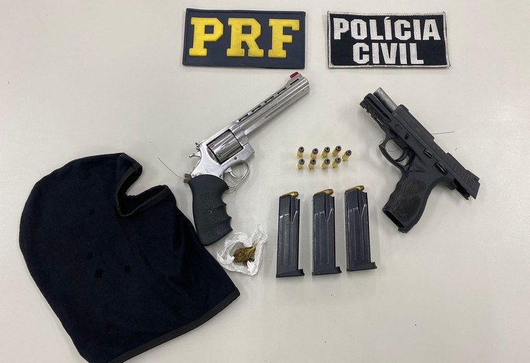 Suspeitos De Assalto São Detidos Com Armas 50 Munições E Carro Roubado No Recife — Polícia 7073