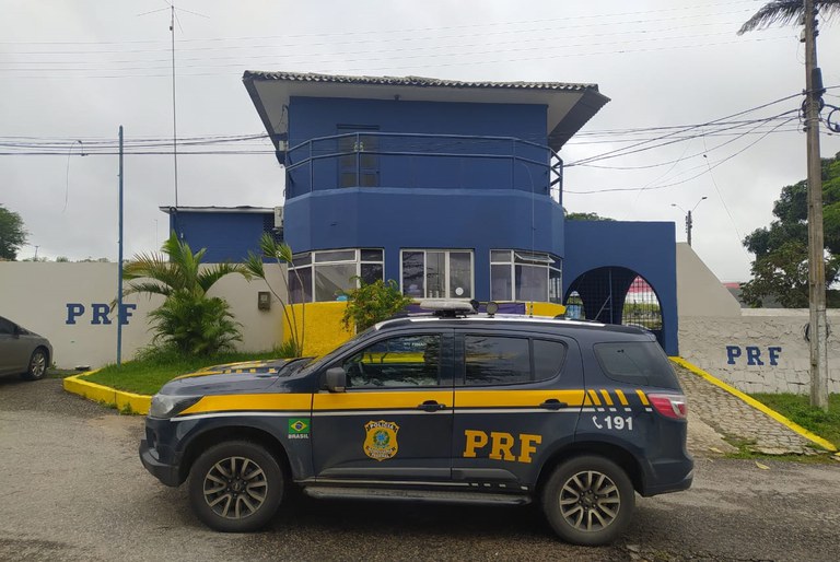 Caminhão que transportava 50 toneladas de trigo com irregularidade fiscal é retido pela PRF em Caruaru