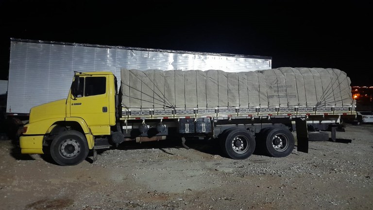 Carga de 20 toneladas de gesso sem nota fiscal é retida pela PRF em Salgueiro