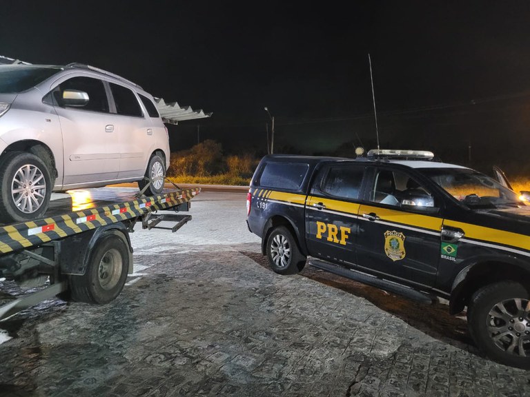Carro roubado é recuperado pela PRF na Serra das Russas