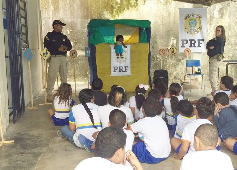 Crianças e adolescentes de escolas públicas participam de ação educativa da PRF no Recife