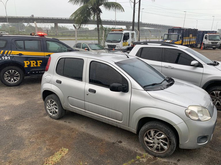 Em poucas horas, PRF recupera carro roubado em Jaboatão dos Guararapes