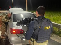 PRF apreende pasta base de cocaína e maconha em fundos falsos de carro em Água Preta