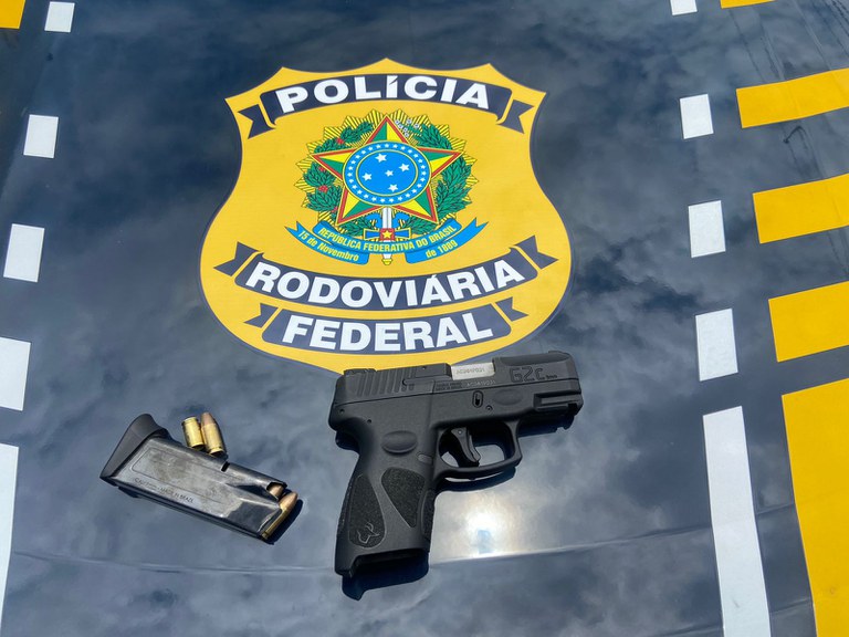PRF apreende pistola 9mm dentro de carro de luxo em Petrolândia