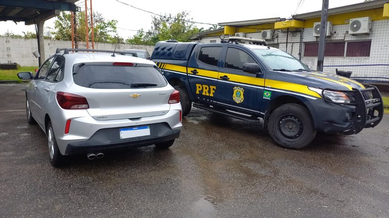 PRF detém homem com carro roubado após avistar manobra brusca na BR 101, no Recife